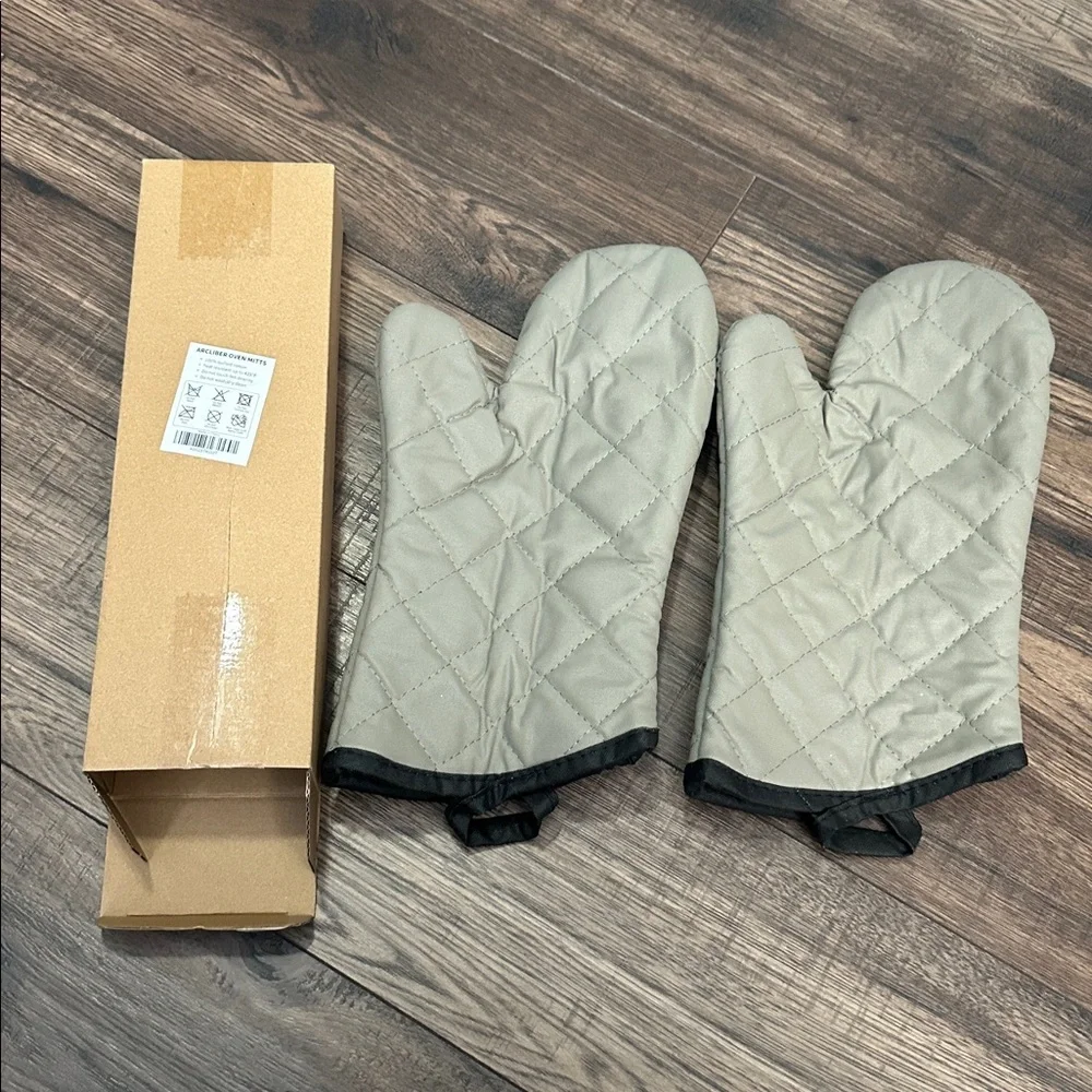 BNWT Arcliber Tan Oven Mitts